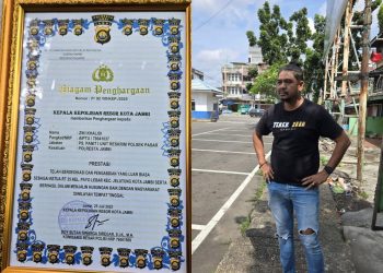 Foto kiri: Piagam Penghargaan dari Kapolresta Jambi kepada AIPTU Ziki Khalidi - Foto kanan: AIPTU Ziki Khalidi, berpose di lingkungan tempat tinggalnya yang menjadi wilayah binaan. (Dok. Pribadi)