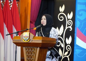 Ketua TP-PKK Provinsi Jambi, Hj. Hesnidar Haris, SE (Hesti Haris), menyampaikan sambutan usai dikukuhkan sebagai Ibunda Guru Provinsi Jambi oleh PB PGRI di Auditorium Rumah Dinas Gubernur Jambi, Kamis (7/8/2025). (Dok,. Erit- Kominfo)