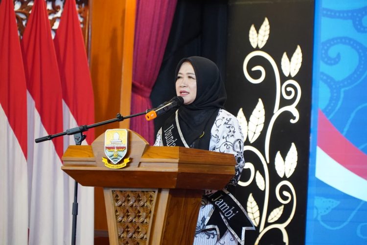 Ketua TP-PKK Provinsi Jambi, Hj. Hesnidar Haris, SE (Hesti Haris), menyampaikan sambutan usai dikukuhkan sebagai Ibunda Guru Provinsi Jambi oleh PB PGRI di Auditorium Rumah Dinas Gubernur Jambi, Kamis (7/8/2025). (Dok,. Erit- Kominfo)