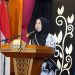 Ketua TP-PKK Provinsi Jambi, Hj. Hesnidar Haris, SE (Hesti Haris), menyampaikan sambutan usai dikukuhkan sebagai Ibunda Guru Provinsi Jambi oleh PB PGRI di Auditorium Rumah Dinas Gubernur Jambi, Kamis (7/8/2025). (Dok,. Erit- Kominfo)