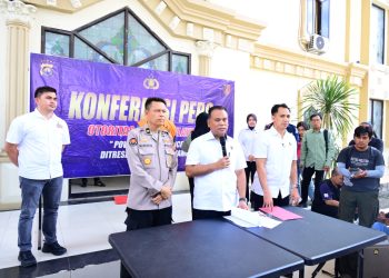Dirreskrimsus Polda Jambi Kombes Pol. Taufik Nurmandia memberikan keterangan pers terkait penetapan tiga tersangka baru kasus korupsi pengadaan alat praktik DAK SMK 2022 di Lobi Gedung B Mapolda Jambi, Rabu (7/8/2025). (Dok. Nahar)