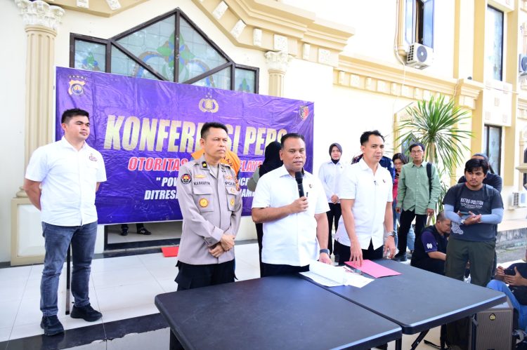 Dirreskrimsus Polda Jambi Kombes Pol. Taufik Nurmandia memberikan keterangan pers terkait penetapan tiga tersangka baru kasus korupsi pengadaan alat praktik DAK SMK 2022 di Lobi Gedung B Mapolda Jambi, Rabu (7/8/2025). (Dok. Nahar)
