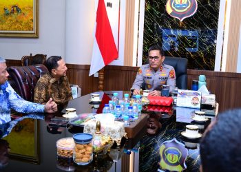 Kapolda Jambi Irjen Pol. Krisno H. Siregar menerima audiensi dari perwakilan PT Pertamina di ruang kerjanya, Kamis (7/8/2025). (Dok. Humas Polda Jambi)