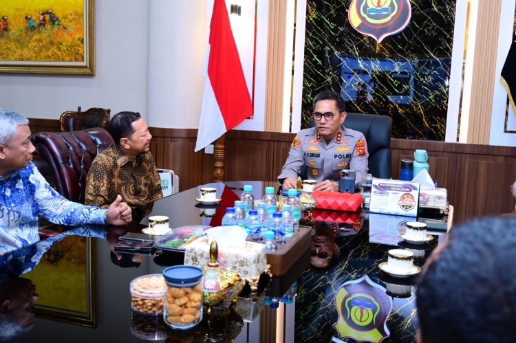 Kapolda Jambi Irjen Pol. Krisno H. Siregar menerima audiensi dari perwakilan PT Pertamina di ruang kerjanya, Kamis (7/8/2025). (Dok. Humas Polda Jambi)
