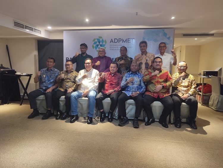 Ketua ADPMET yang juga Gubernur Jambi, Al Haris (tengah), memimpin rapat koordinasi perdana ADPMET periode 2025–2030 di Hotel Gran Mahakam, Jakarta, Kamis (7/8/2025). (Dok. Humas)