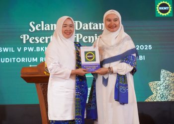 Ketua TP-PKK Provinsi Jambi, Hj. Hesti Haris (kanan), menerima buku “Modernisasi Dakwah Majelis Taklim” usai terpilih sebagai Ketua Umum PW BKMT Provinsi Jambi periode 2025–2030 dalam Muswil V BKMT di Auditorium Rumah Dinas Gubernur Jambi, Sabtu (9/8/2025). (Dok. Erit- Kominfo)