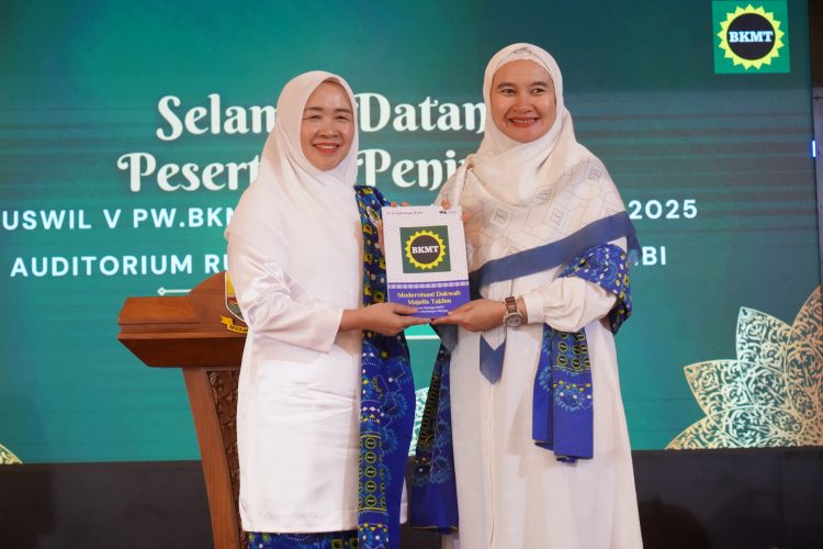 Ketua TP-PKK Provinsi Jambi, Hj. Hesti Haris (kanan), menerima buku “Modernisasi Dakwah Majelis Taklim” usai terpilih sebagai Ketua Umum PW BKMT Provinsi Jambi periode 2025–2030 dalam Muswil V BKMT di Auditorium Rumah Dinas Gubernur Jambi, Sabtu (9/8/2025). (Dok. Erit- Kominfo)