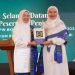 Ketua TP-PKK Provinsi Jambi, Hj. Hesti Haris (kanan), menerima buku “Modernisasi Dakwah Majelis Taklim” usai terpilih sebagai Ketua Umum PW BKMT Provinsi Jambi periode 2025–2030 dalam Muswil V BKMT di Auditorium Rumah Dinas Gubernur Jambi, Sabtu (9/8/2025). (Dok. Erit- Kominfo)