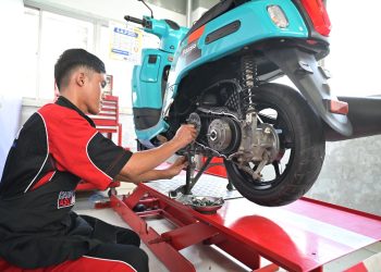Seorang peserta pelatihan Yamaha Engineering School (YES) tengah mempraktikkan perbaikan sepeda motor di Yamaha Flagship Shop Jambi. (Dok. Yola)