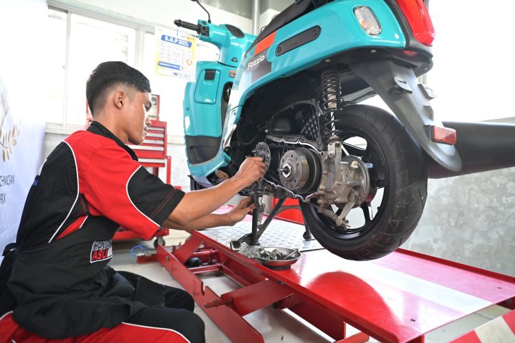 Seorang peserta pelatihan Yamaha Engineering School (YES) tengah mempraktikkan perbaikan sepeda motor di Yamaha Flagship Shop Jambi. (Dok. Yola)
