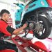 Seorang peserta pelatihan Yamaha Engineering School (YES) tengah mempraktikkan perbaikan sepeda motor di Yamaha Flagship Shop Jambi. (Dok. Yola)