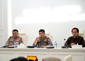 Kombes Pol. Henky Poerwanto (kiri) dan Kombes Pol. Guno Pitoyo (tengah) bersama perwakilan tim konsultan saat memimpin kegiatan penelitian “Evaluasi Kendaraan Dinas Operasional Kepolisian pada Fungsi Samapta dan Binmas” di Polda Jambi, Senin (11/8/2025). (Dok.Humas)