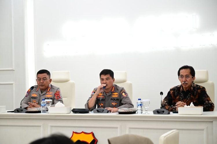 Kombes Pol. Henky Poerwanto (kiri) dan Kombes Pol. Guno Pitoyo (tengah) bersama perwakilan tim konsultan saat memimpin kegiatan penelitian “Evaluasi Kendaraan Dinas Operasional Kepolisian pada Fungsi Samapta dan Binmas” di Polda Jambi, Senin (11/8/2025). (Dok.Humas)