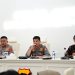 Kombes Pol. Henky Poerwanto (kiri) dan Kombes Pol. Guno Pitoyo (tengah) bersama perwakilan tim konsultan saat memimpin kegiatan penelitian “Evaluasi Kendaraan Dinas Operasional Kepolisian pada Fungsi Samapta dan Binmas” di Polda Jambi, Senin (11/8/2025). (Dok.Humas)