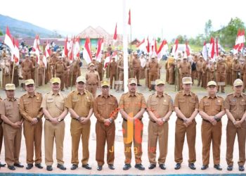 Bupati Kerinci Monadi bersama Forkopimda, kepala OPD, dan camat berfoto usai upacara serta penyerahan bendera Merah Putih secara simbolis di halaman Kantor Bupati Kerinci, Bukit Tengah, Siulak, Senin (11/8/2025). (Dok. Yola)