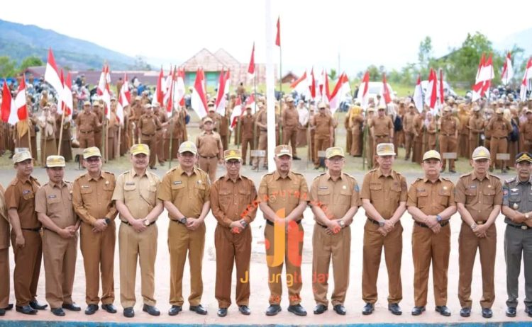 Bupati Kerinci Monadi bersama Forkopimda, kepala OPD, dan camat berfoto usai upacara serta penyerahan bendera Merah Putih secara simbolis di halaman Kantor Bupati Kerinci, Bukit Tengah, Siulak, Senin (11/8/2025). (Dok. Yola)