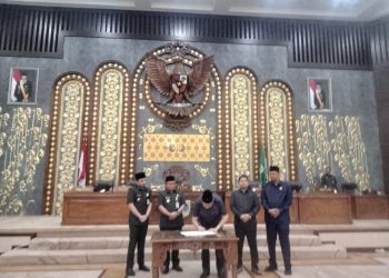 Ketua DPRD Kota Jambi, Kemas Faried Alfarelly, bersama Wali Kota Jambi, Dr. dr. H. Maulana, MKM, menandatangani pengesahan tiga Ranperda prioritas dalam rapat paripurna di Gedung Swarna Bhumi, Senin (11/8/2025). (Dok. Yola)