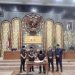 Ketua DPRD Kota Jambi, Kemas Faried Alfarelly, bersama Wali Kota Jambi, Dr. dr. H. Maulana, MKM, menandatangani pengesahan tiga Ranperda prioritas dalam rapat paripurna di Gedung Swarna Bhumi, Senin (11/8/2025). (Dok. Yola)