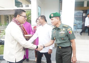 Kasrem 042/Gapu Kolonel Inf Slamet Riyadi (kanan) berjabat tangan dengan Wakil Ketua Komisi I DPR RI dr. Dave Akbarsyah Fikarno Laksono saat penyambutan Tim Reses di Bandara Sultan Thaha, Jambi, Senin (11/8/2025). (Dok. Nahar)