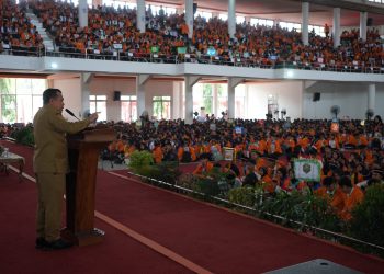 Gubernur Jambi Al Haris memberikan motivasi kepada 7.800 mahasiswa baru Universitas Jambi dalam kegiatan Pengenalan Kehidupan Kampus Mahasiswa Baru (PKKMB) 2025 di Balairung UNJA Mendalo, Muaro Jambi, Senin (11/8/2025). (Dok. Yola)