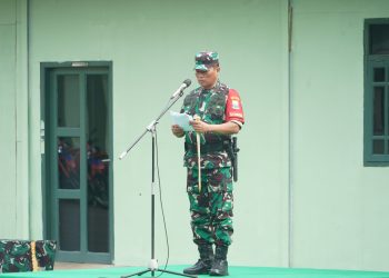 Danrem 042/Gapu Brigjen TNI Heri Purwanto memimpin apel pemberangkatan Satgas Karhutla Provinsi Jambi di Lapangan Makorem 042/Gapu, Senin (11/8/2025) (Dok. nahar)
