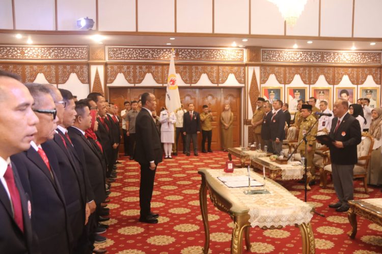 Gubernur Jambi Al Haris memimpin pelantikan Pengurus KONI Provinsi Jambi periode 2025–2029 di Auditorium Rumah Dinas Gubernur Jambi, Senin (11/8/2025). (Dok. Yola)