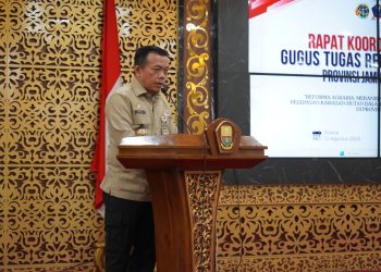 Gubernur Jambi Al Haris melepas kontingen Penas Tani XII 2025 di halaman Rumah Dinas Gubernur Jambi, Selasa (12/8/2025). (Dok. Yola)