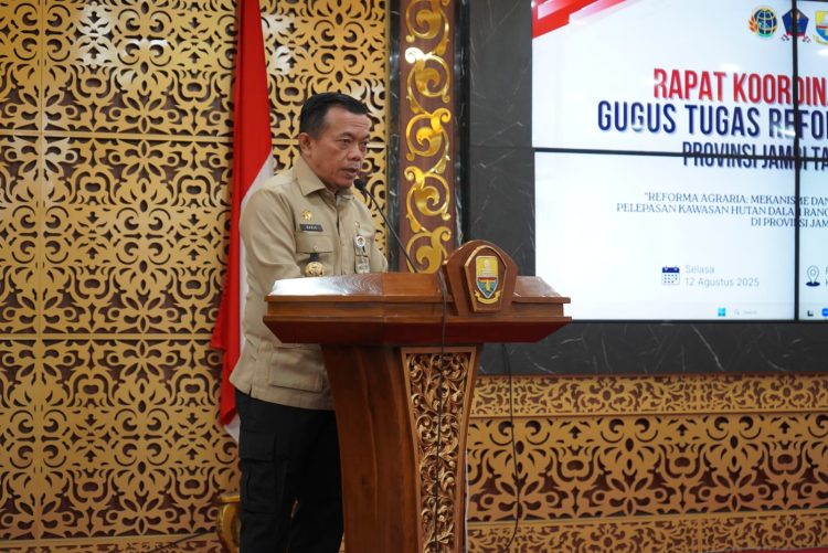 Gubernur Jambi Al Haris melepas kontingen Penas Tani XII 2025 di halaman Rumah Dinas Gubernur Jambi, Selasa (12/8/2025). (Dok. Yola)