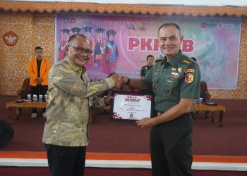 Kasrem 042/Gapu Kolonel Inf Slamet Riadi menerima sertifikat penghargaan dari Wakil Rektor Bidang Kemahasiswaan dan Alumni Universitas Jambi, Dr. Fauzi Syam, usai menjadi narasumber PKKMB UNJA 2025 di Gedung Balairung, Selasa (12/8/2025). (Dok. Nahar)