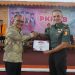 Kasrem 042/Gapu Kolonel Inf Slamet Riadi menerima sertifikat penghargaan dari Wakil Rektor Bidang Kemahasiswaan dan Alumni Universitas Jambi, Dr. Fauzi Syam, usai menjadi narasumber PKKMB UNJA 2025 di Gedung Balairung, Selasa (12/8/2025). (Dok. Nahar)