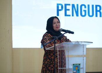 Ketua Dekranasda Provinsi Jambi, Hj. Hesti Haris, menyampaikan apresiasi terhadap Gerai UMKM Dekranasda Kota Jambi saat Pelantikan Pengurus Masa Bakti 2025–2030 di Ballroom Griya Mayang, Kantor Wali Kota Jambi, Selasa (12/8/2025). (Dok . Erit - Kominfo)