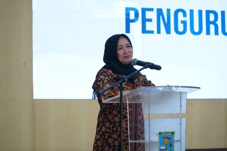 Ketua Dekranasda Provinsi Jambi, Hj. Hesti Haris, menyampaikan apresiasi terhadap Gerai UMKM Dekranasda Kota Jambi saat Pelantikan Pengurus Masa Bakti 2025–2030 di Ballroom Griya Mayang, Kantor Wali Kota Jambi, Selasa (12/8/2025). (Dok . Erit - Kominfo)