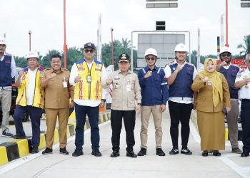 Gubernur Jambi, Al Haris (tengah), bersama jajaran Pemerintah Provinsi Jambi, BPJN, dan PT Hutama Karya meninjau progres pembangunan Tol Pijoan–Sebapo–Bayung Lencir di Gerbang Tol Pijoan, Jambi, Selasa (12/8/2025). (Dok. Erit- Kominfo)