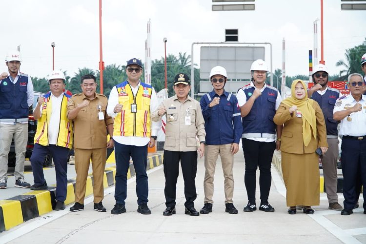 Gubernur Jambi, Al Haris (tengah), bersama jajaran Pemerintah Provinsi Jambi, BPJN, dan PT Hutama Karya meninjau progres pembangunan Tol Pijoan–Sebapo–Bayung Lencir di Gerbang Tol Pijoan, Jambi, Selasa (12/8/2025). (Dok. Erit- Kominfo)