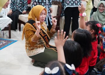 Bunda PAUD Provinsi Jambi, Hj. Hesti Haris, berinteraksi dengan peserta didik TK Adhyaksa 1 Jambi usai penandatanganan kerja sama program Parenting Class dengan IAD Wilayah Jambi, Rabu (13/8/2025). (Dok..Yola)