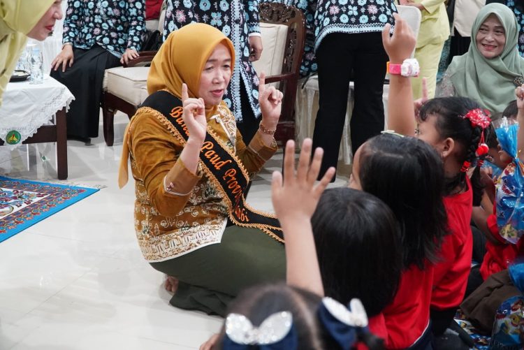 Bunda PAUD Provinsi Jambi, Hj. Hesti Haris, berinteraksi dengan peserta didik TK Adhyaksa 1 Jambi usai penandatanganan kerja sama program Parenting Class dengan IAD Wilayah Jambi, Rabu (13/8/2025). (Dok..Yola)
