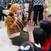 Bunda PAUD Provinsi Jambi, Hj. Hesti Haris, berinteraksi dengan peserta didik TK Adhyaksa 1 Jambi usai penandatanganan kerja sama program Parenting Class dengan IAD Wilayah Jambi, Rabu (13/8/2025). (Dok..Yola)