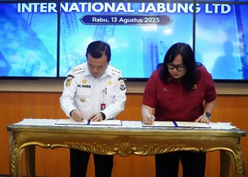 Gubernur Jambi Al Haris (kiri) dan Vice President PetroChina International Jabung Ltd Aviani menandatangani nota kesepahaman (MoU) program tanggung jawab sosial perusahaan (CSR) di VIP Rumah Dinas Gubernur Jambi, Rabu (13/8/2025). (Dok. erit -Kominfo)