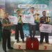 Danrem 042/Gapu Brigjen TNI Heri Purwanto (kiri) menyerahkan hadiah kepada juara umum Pencak Silat Kelas Prestasi pada penutupan Open Turnamen Piala Danrem 042/Gapu HUT ke-80 RI di Lapangan Tenis Indoor Korem 042/Gapu, Jambi, Rabu (13/8/2025). (Dok,. Nahar)