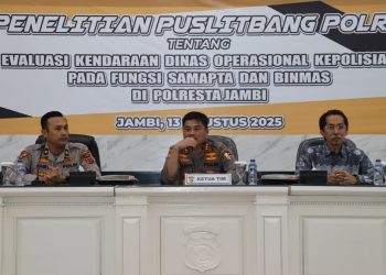 "Ketua Tim Puslitbang Polri Kombes Pol Guno Pitoyo (tengah) bersama jajaran saat memimpin penelitian evaluasi kendaraan dinas operasional pada fungsi Samapta dan Binmas di Polresta Jambi, Rabu (13/8/2025). (Dok. Humas)