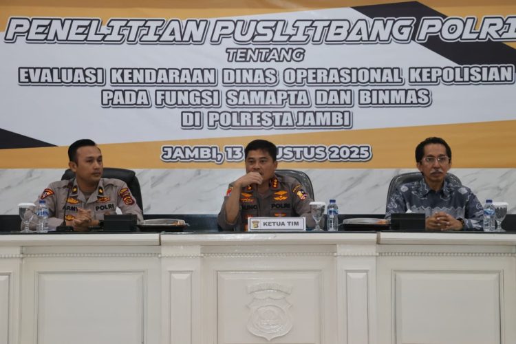 "Ketua Tim Puslitbang Polri Kombes Pol Guno Pitoyo (tengah) bersama jajaran saat memimpin penelitian evaluasi kendaraan dinas operasional pada fungsi Samapta dan Binmas di Polresta Jambi, Rabu (13/8/2025). (Dok. Humas)