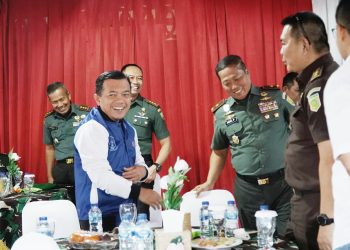 Gubernur Jambi Al Haris bersama Danrem 042/Gapu Brigjen TNI Heri Purwanto dan jajaran saat penutupan Open Tournament Danrem Cup 2025 di Makorem 042/Gapu, Rabu (13/8/2025) sore. (Dok Nahar)