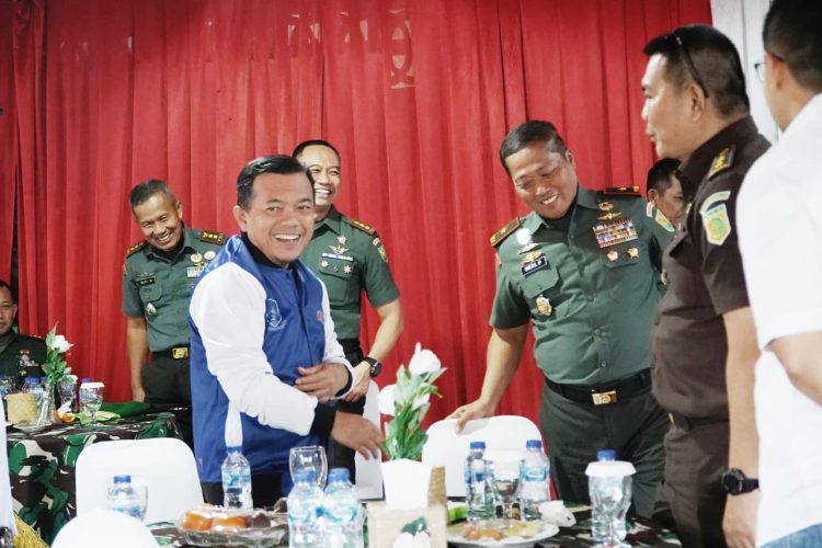 Gubernur Jambi Al Haris bersama Danrem 042/Gapu Brigjen TNI Heri Purwanto dan jajaran saat penutupan Open Tournament Danrem Cup 2025 di Makorem 042/Gapu, Rabu (13/8/2025) sore. (Dok Nahar)