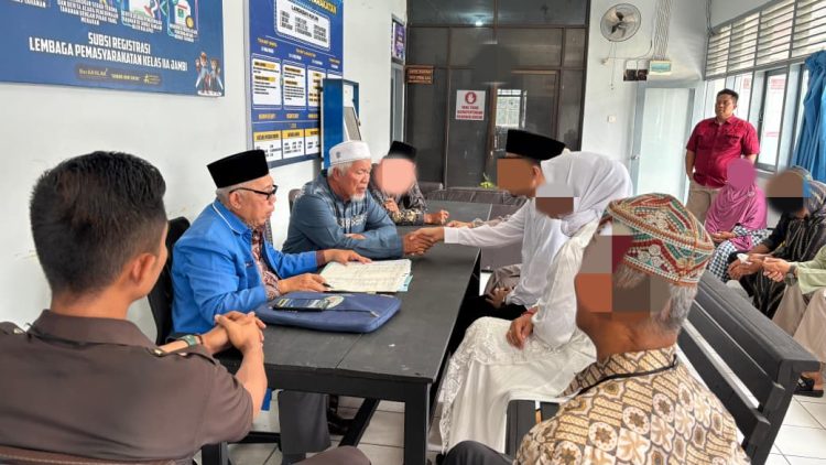 Penghulu dari Kantor Urusan Agama memimpin prosesi akad nikah seorang warga binaan di ruang kunjungan Lapas Kelas IIA Jambi, Kamis (14/8/2025), disaksikan keluarga dan petugas Lapas. (Dok. Humas)