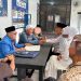 Penghulu dari Kantor Urusan Agama memimpin prosesi akad nikah seorang warga binaan di ruang kunjungan Lapas Kelas IIA Jambi, Kamis (14/8/2025), disaksikan keluarga dan petugas Lapas. (Dok. Humas)
