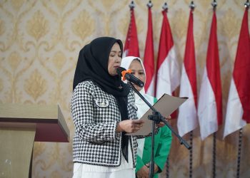 Hj. Hesnidar Haris (Hesti Haris) membacakan sambutan usai ditunjuk sebagai Ketua Dewan Pembina PW Fatayat NU Provinsi Jambi pada pelantikan pengurus periode 2025–2030 di BPCC Kota Jambi, Kamis (14/8/2025). (Dok, Yola)