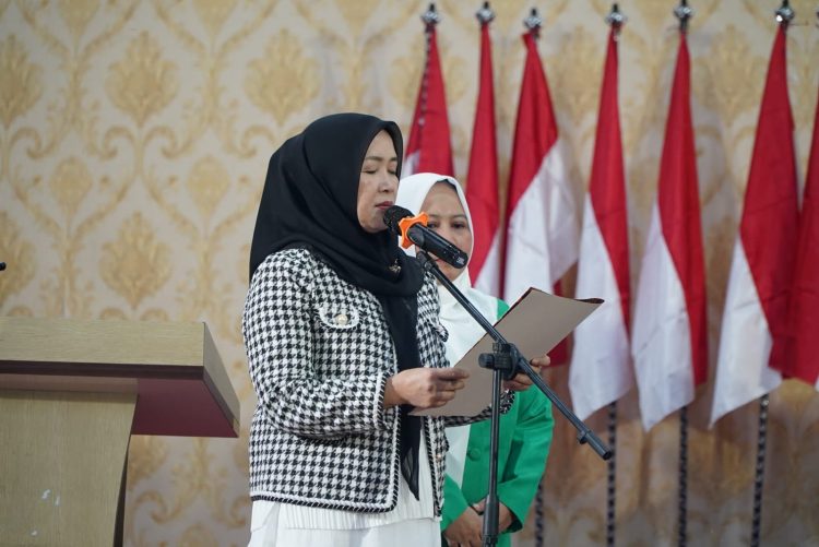 Hj. Hesnidar Haris (Hesti Haris) membacakan sambutan usai ditunjuk sebagai Ketua Dewan Pembina PW Fatayat NU Provinsi Jambi pada pelantikan pengurus periode 2025–2030 di BPCC Kota Jambi, Kamis (14/8/2025). (Dok, Yola)