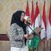 Hj. Hesnidar Haris (Hesti Haris) membacakan sambutan usai ditunjuk sebagai Ketua Dewan Pembina PW Fatayat NU Provinsi Jambi pada pelantikan pengurus periode 2025–2030 di BPCC Kota Jambi, Kamis (14/8/2025). (Dok, Yola)