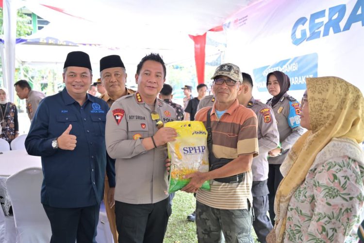 Kapolresta Jambi Kombes Pol Boy Sutan Binanga Siregar menyerahkan beras SPHP secara simbolis kepada warga dalam kegiatan Gerakan Pangan Murah di Lapangan Utama Grha Siginjai, Kantor Wali Kota Jambi, Kamis (14/8/2025). (Dok . Nahar)