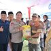 Kapolresta Jambi Kombes Pol Boy Sutan Binanga Siregar menyerahkan beras SPHP secara simbolis kepada warga dalam kegiatan Gerakan Pangan Murah di Lapangan Utama Grha Siginjai, Kantor Wali Kota Jambi, Kamis (14/8/2025). (Dok . Nahar)